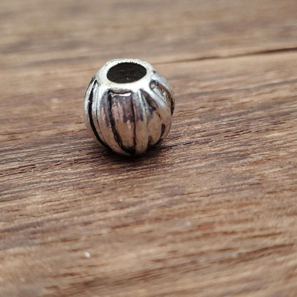 Ornate flute charm‎